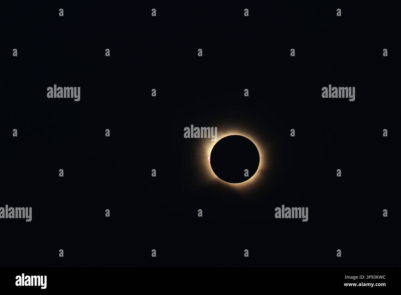 Éclipse solaire totale capturée à Castellón, Espagne. Vue détaillée de la couronne solaire pendant la phase de totalité. Banque D'Images