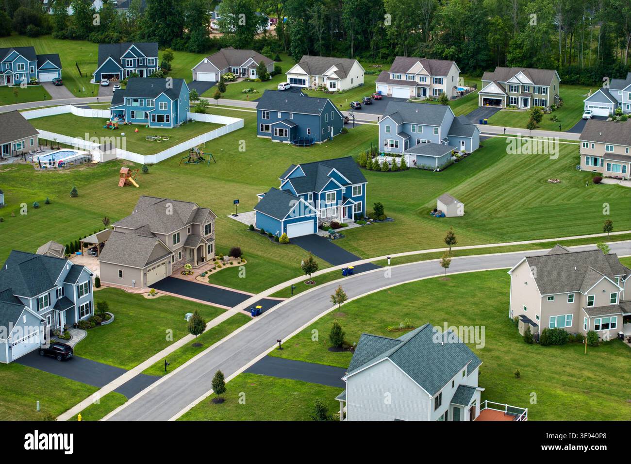 Maisons privées à faible densité de deux étages avec grand terrain et pelouses vertes herbeuses en saison estivale. Banlieue résidentielle rurale avec maison de banlieue haut de gamme Banque D'Images