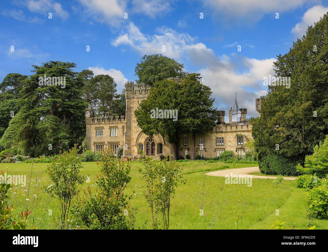 Bolton Abbey Hall, construite entre 1325 et 1374 en tant que porte du prieuré de Bolton, aujourd'hui une propriété de location de luxe exclusive, Bolton Abbey, Angleterre, Royaume-Uni Banque D'Images