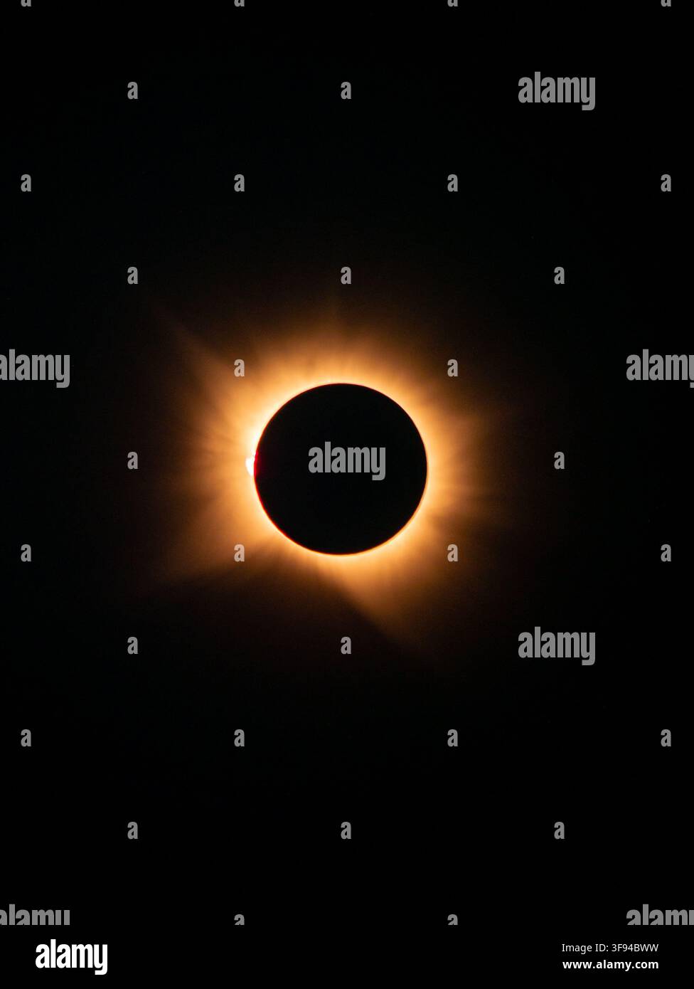 Éclipse totale de soleil de 2026 observée à Sebúlcor, Espagne - Totalité, couronne orange Banque D'Images