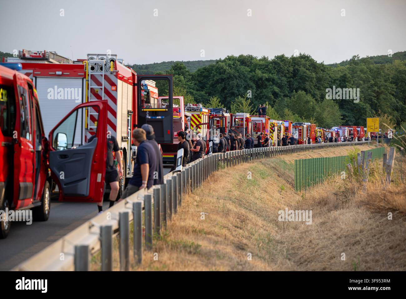 14 août 2026, Rhénanie-du-Nord-Westphalie, Hürtgenwald : Les pompiers sont en attente sur la B399 près de Hürtgenwald-Gey. Photo : Harald Tittel/dpa Banque D'Images