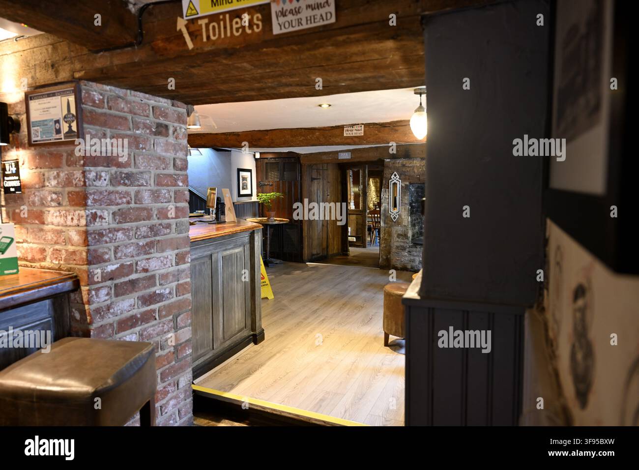 Intérieur du pub de campagne traditionnel Rose & Crown en Angleterre Banque D'Images