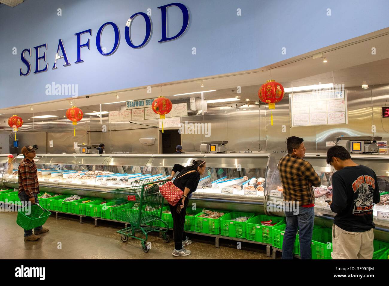 Section des fruits de mer au supermarché MT, Austin, Texas, le 23 novembre 2024. (Photo par John Anderson/The Austin Chronicle) Banque D'Images
