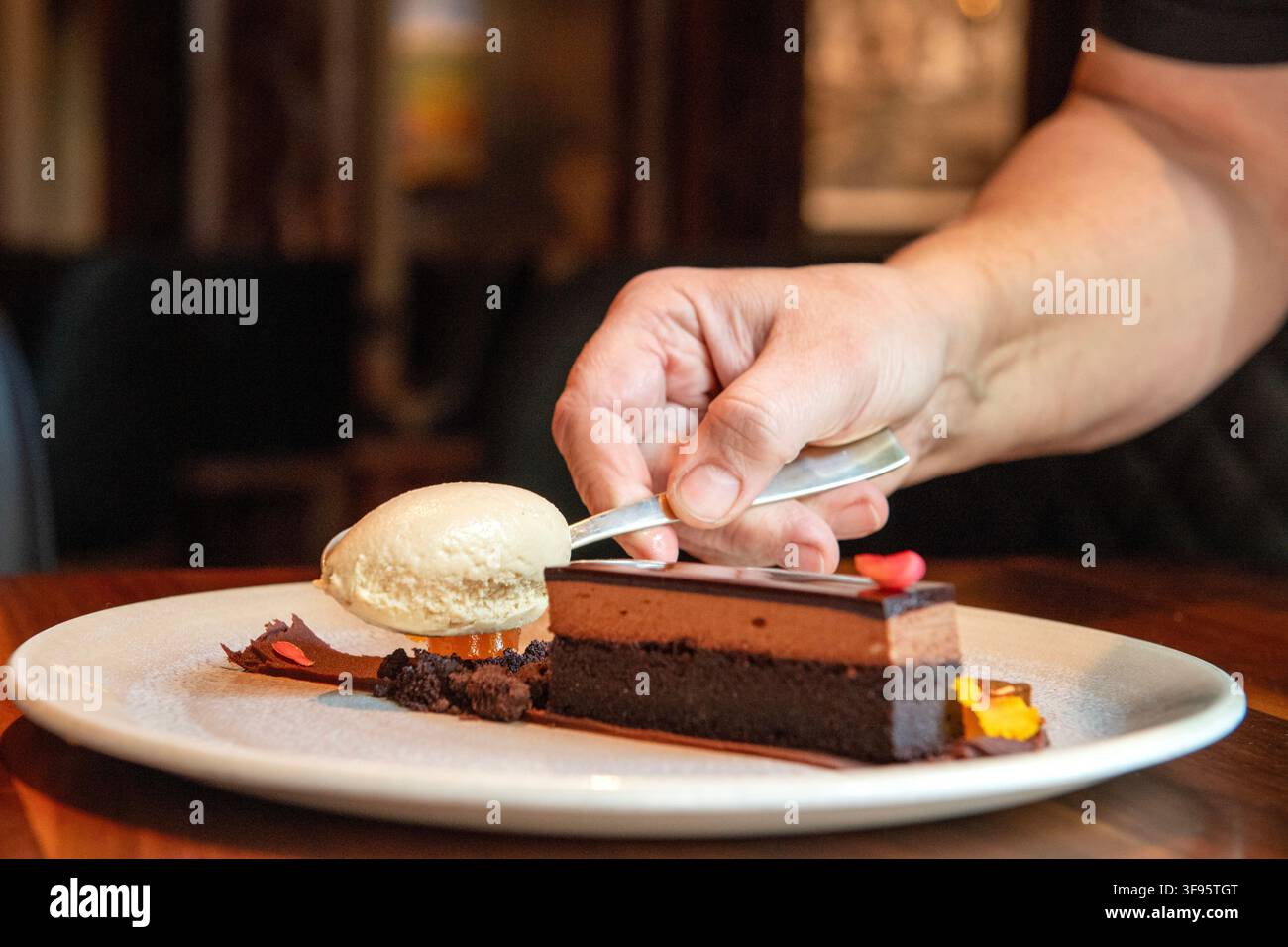Tarte au chocolat à la Fonda San Miguel, Austin, Texas, le 17 octobre 2024. (Photo par John Anderson/The Austin Chronicle) Banque D'Images
