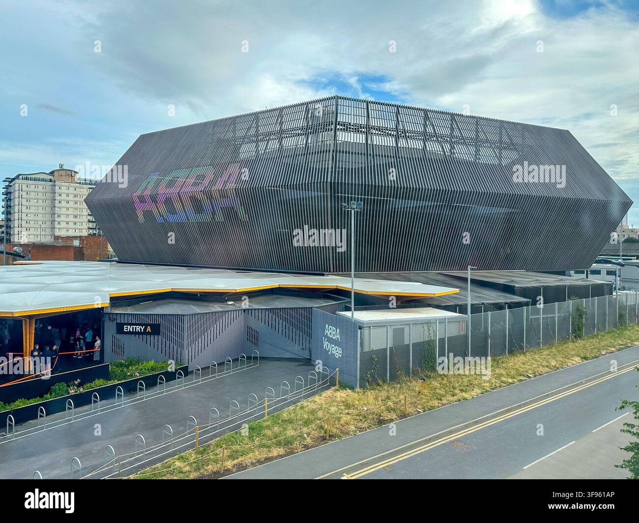 Des graphismes colorés de l'ABBA Voyage recouvrent la façade distinctive de l'arène spécialement construite, l'ABBA Arena, dans le parc olympique Queen Elizabeth. Banque D'Images