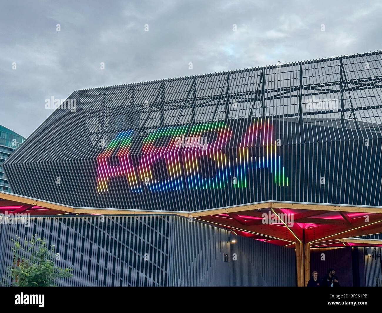 Des graphismes colorés de l'ABBA Voyage recouvrent la façade distinctive de l'arène spécialement construite, l'ABBA Arena, dans le parc olympique Queen Elizabeth. Banque D'Images