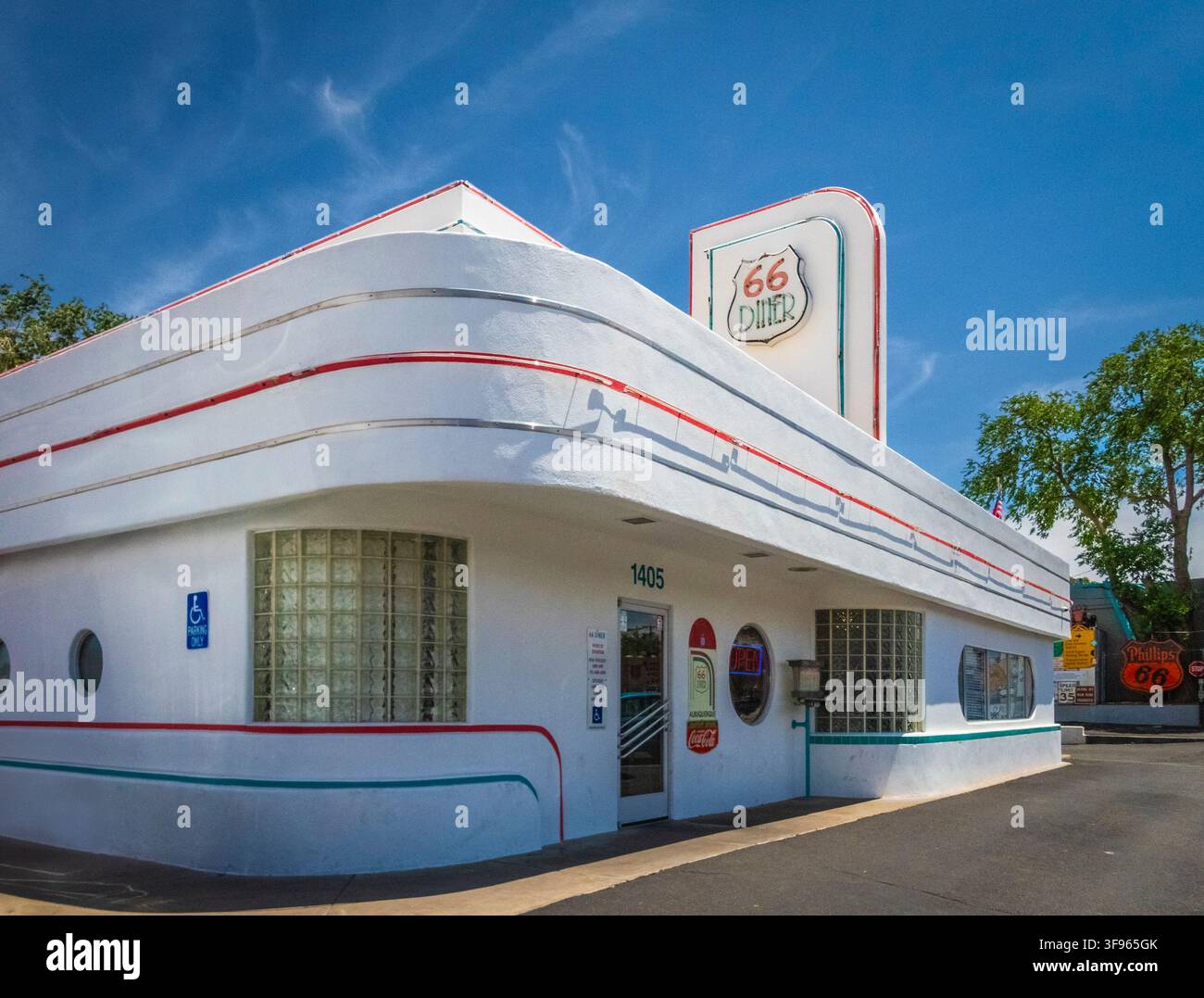 Le 66 Diner, anciennement Sam's 66 Service Station, construit dans les années 1940 dans le style Streamline Modern à Albuquerque, Nouveau-Mexique, États-Unis. Banque D'Images