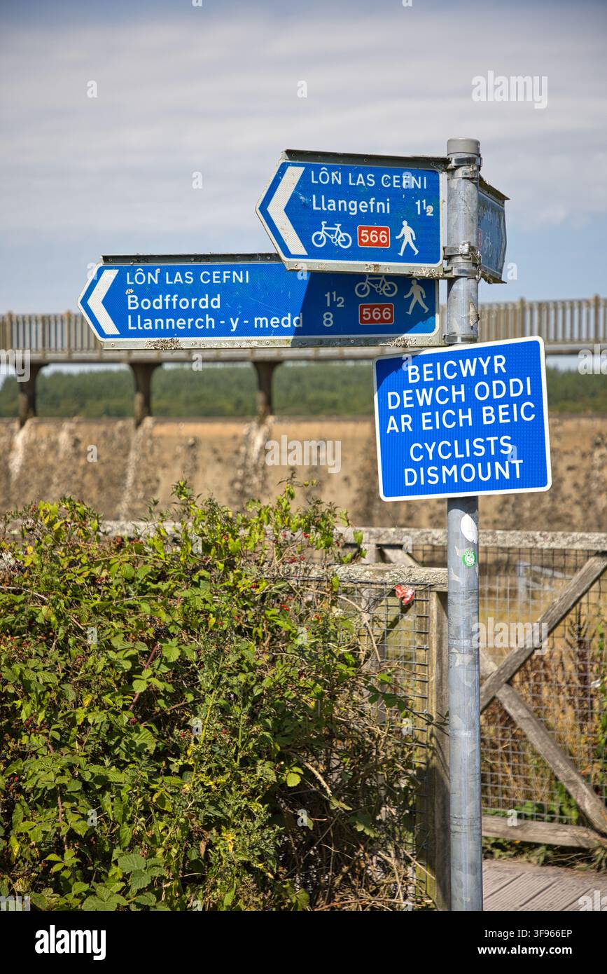 Panneau du chemin cyclable Lôn Las Cefni et structure de barrage près du réservoir de Llyn Cefni à Llangefni, Anglesey, Nord du Pays de Galles, Royaume-Uni. Banque D'Images