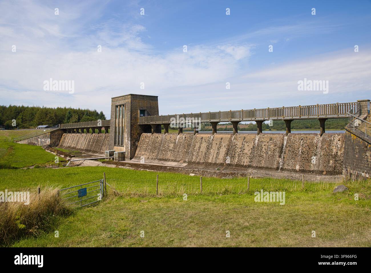Mur de barrage en béton et tour de contrôle au réservoir de Llyn Cefni près de Llangefni, île d’Anglesey, Pays de Galles. Banque D'Images