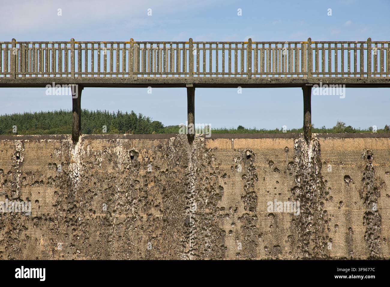 Surface en béton texturée et rampe supérieure du mur de déversoir du barrage du réservoir de Llyn Cefni à Anglesey, dans le nord du Pays de Galles, Royaume-Uni. Banque D'Images
