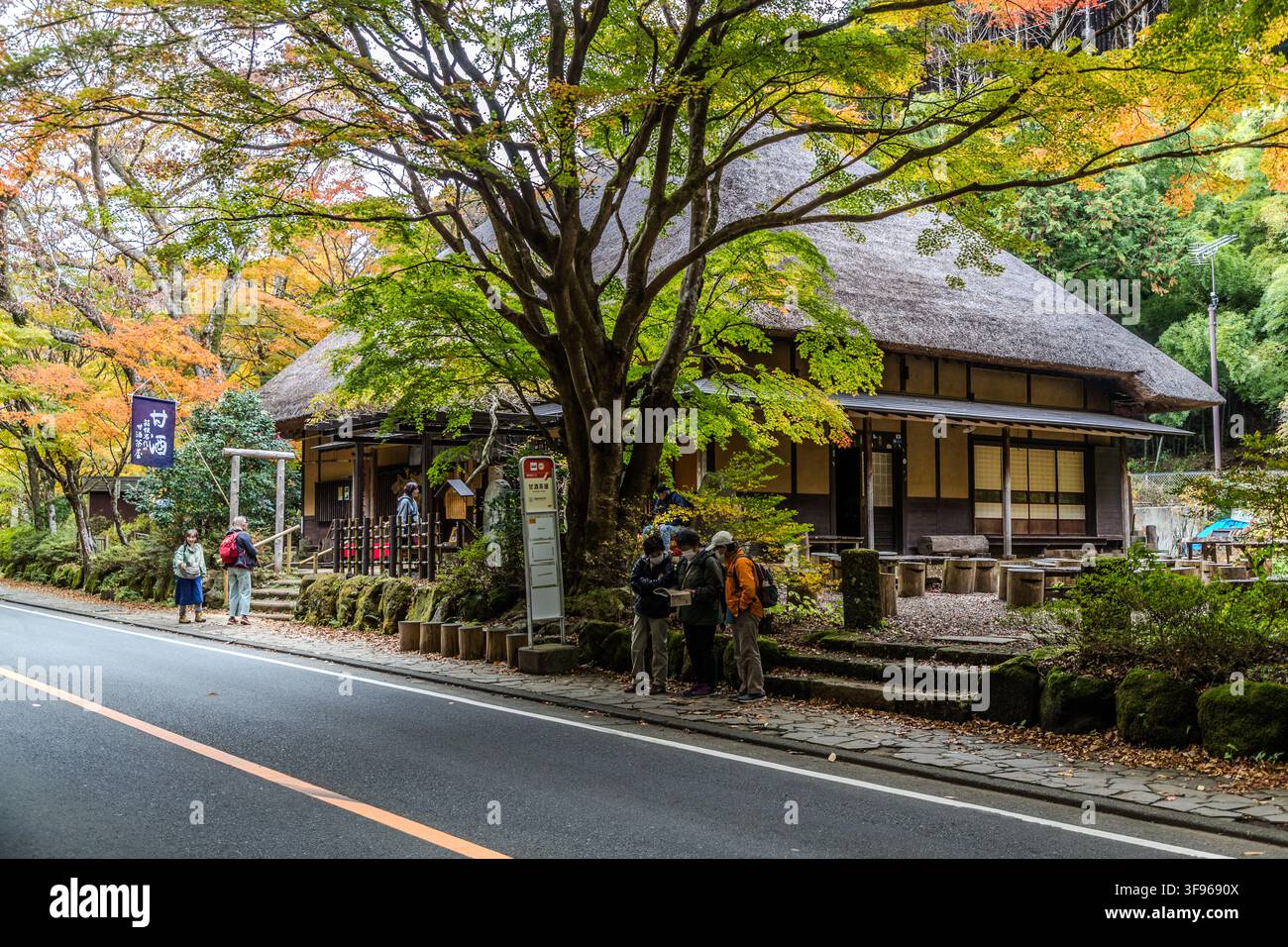 Des randonneurs se reposent devant l'Amazake-chaya (甘酒茶屋), le dernier salon de thé survivant de l'époque d'Edo sur l'ancien col de Tōkaidō près de Hakone, préfecture de Kanagawa, Japon. Depuis le début des années 1600, il sert aux voyageurs sa boisson de riz sucrée et faible en alcool, l'amazake. Banque D'Images