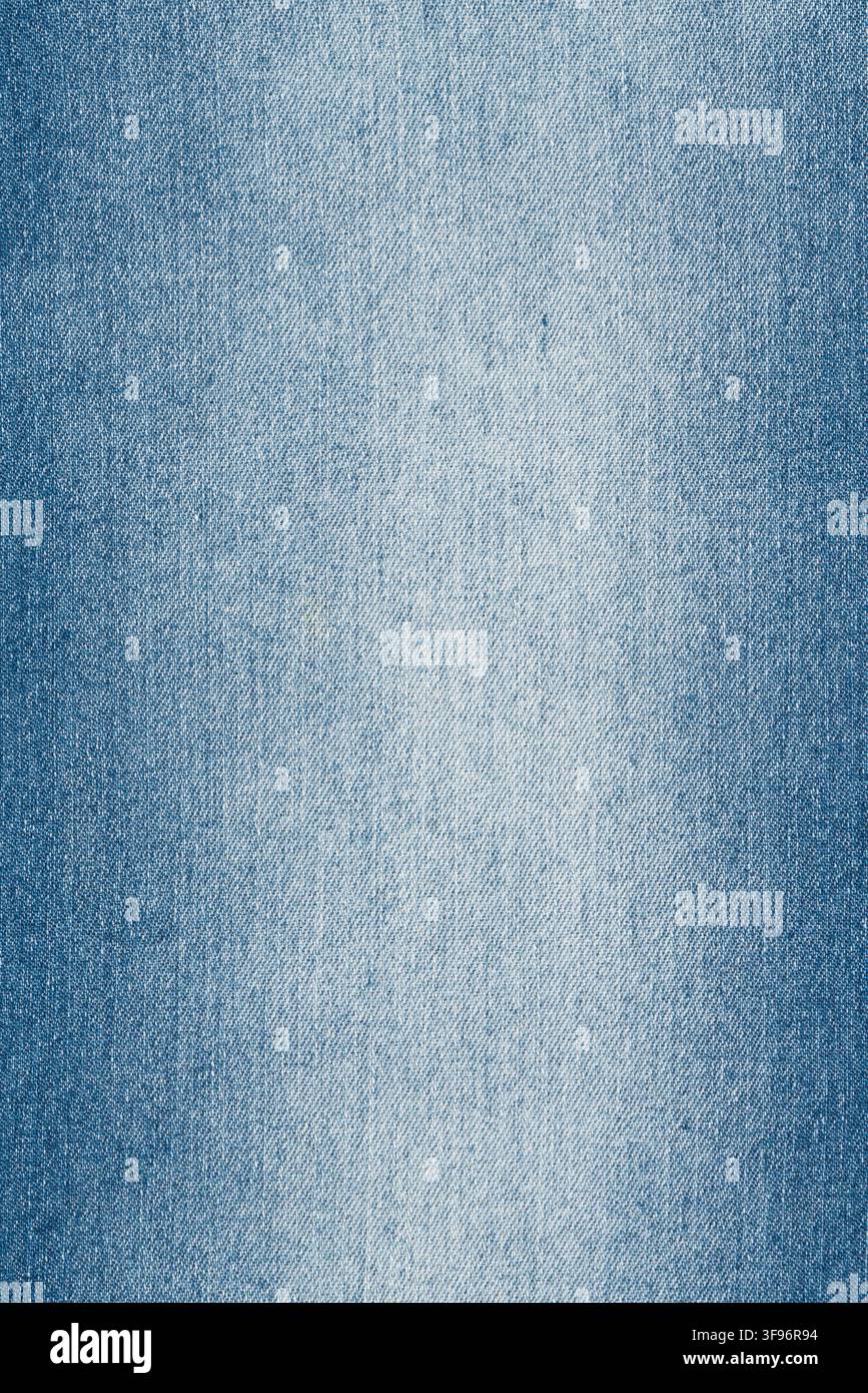 Texture de tissu denim bleu avec dégradé. Fond en matériau coton abstrait. Style vestimentaire décontracté, conception de motif textile, élément de l'industrie du vêtement Banque D'Images