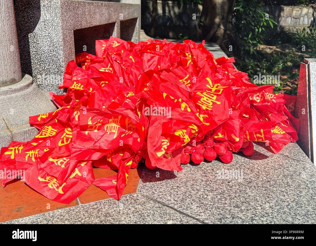 Rubans de bénédiction et drapeaux de vœux chinois avec des caractères chinois attachés à un arbre Banque D'Images