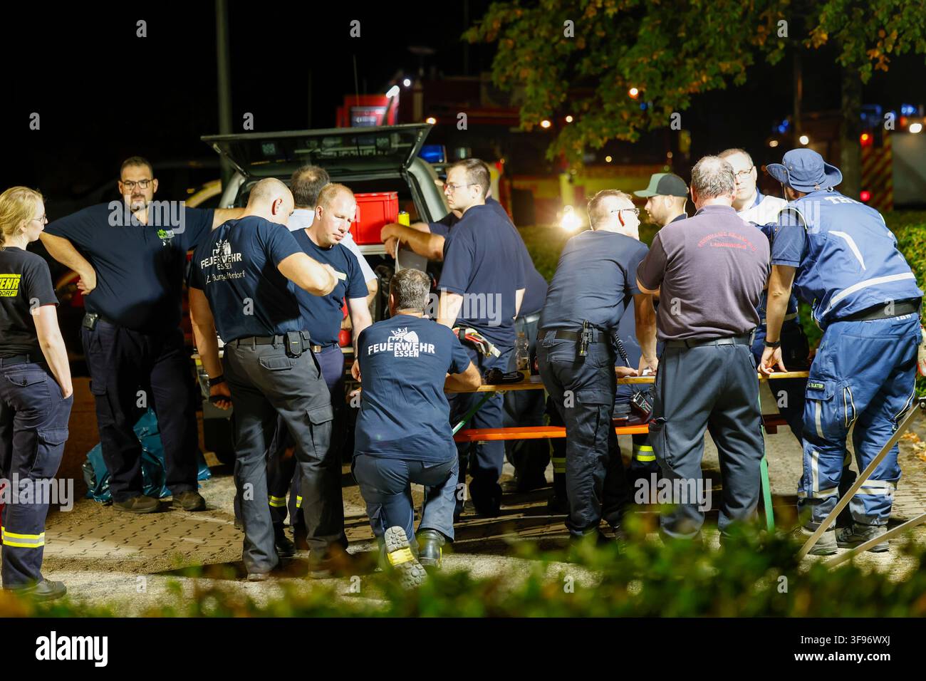 14 août 2026, Rhénanie-du-Nord-Westphalie, Hürtgenwald : Les secours d’organismes variés sont réunis pour un briefing. Photo : Thomas Banneyer/dpa Banque D'Images