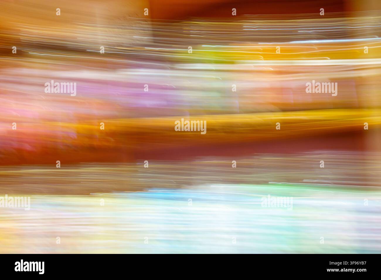 Couleur et mouvement d'une confiserie : un mouvement de caméra horizontal intentionnel à travers la gamme de bonbons crée un motif lumineux et enthousiaste Banque D'Images