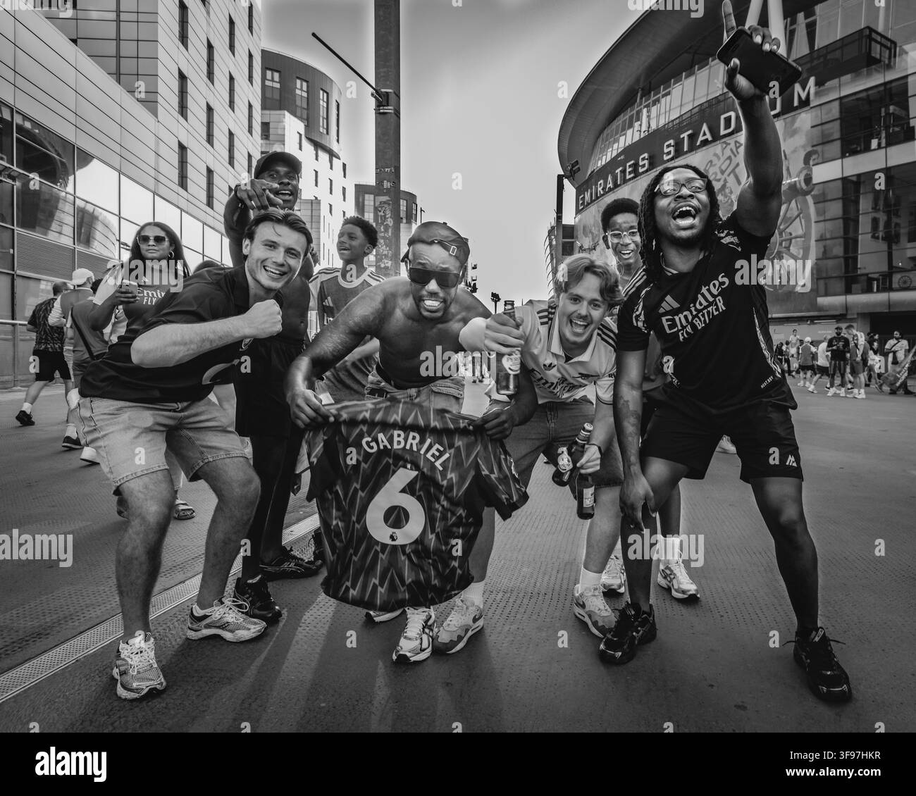 Des supporters d'Arsenal en liesse rassemblés devant l'Emirates Stadium après leur victoire au championnat de Premier League. Banque D'Images