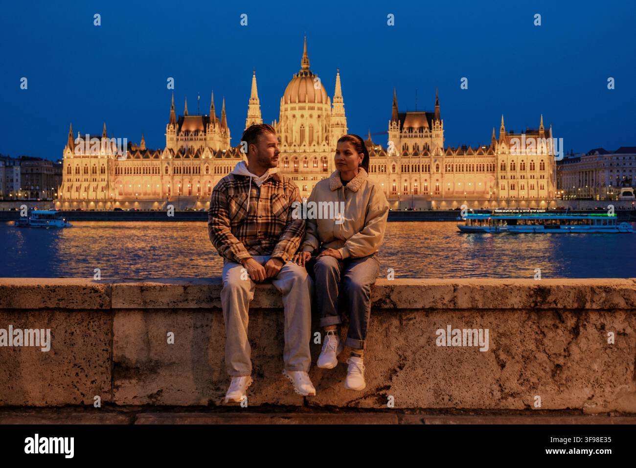 Budapest, Hongrie offre une ambiance romantique comme un couple profite d'une soirée paisible au bord du Danube. Banque D'Images