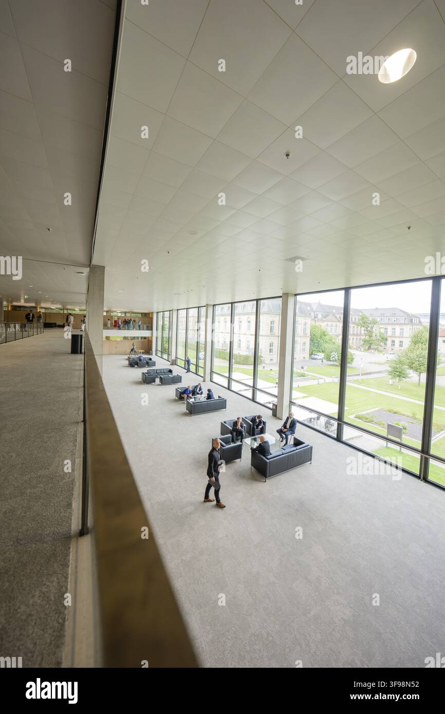 Hall d’entrée lumineux et ouvert avec des espaces assis confortables et de grandes fenêtres, Parlement de Bade-Wurtemberg, Stuttgart, Allemagne Banque D'Images