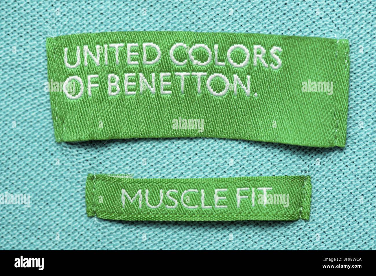 Gros plan sur les couleurs unies du Benetton muscle Fit vert étiquette sur le tee-shirt sarcelle Banque D'Images