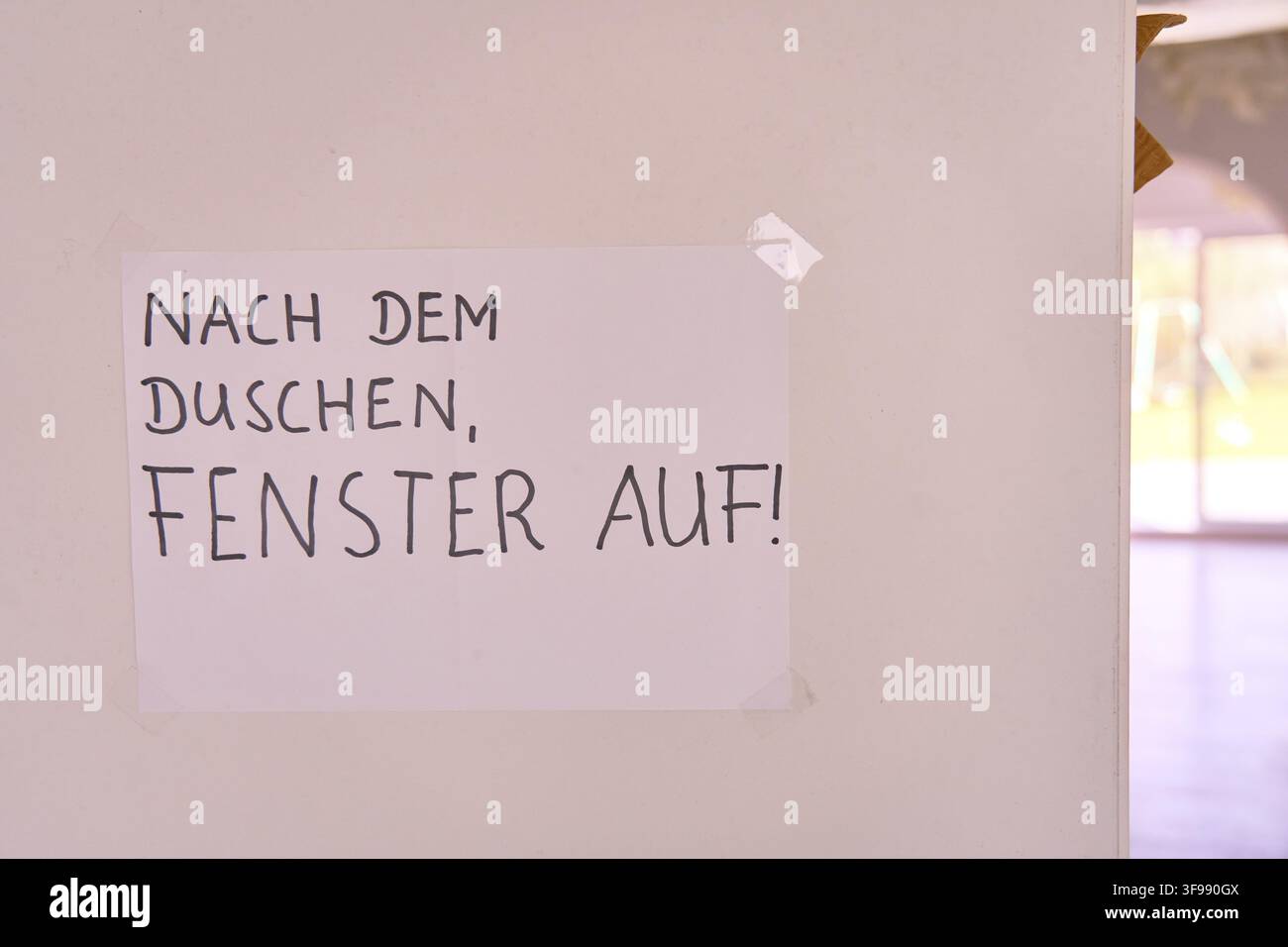 Papier avec des instructions sur la façon de ventiler après la douche sur le mur, après la douche, fenêtre ouverte Banque D'Images