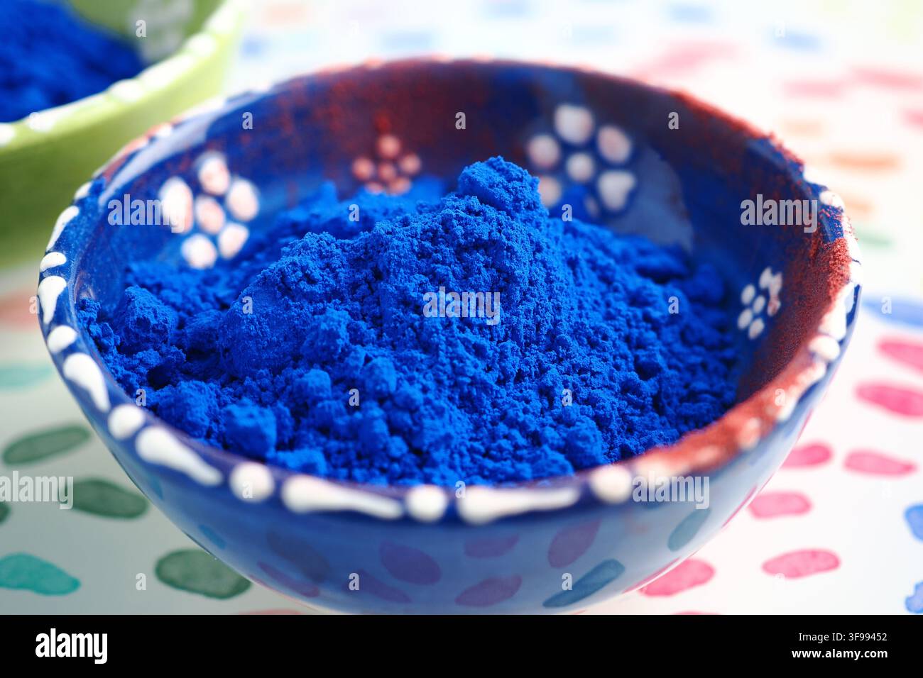 Poudre colorée dans un bol pour des activités artistiques et artisanales Banque D'Images