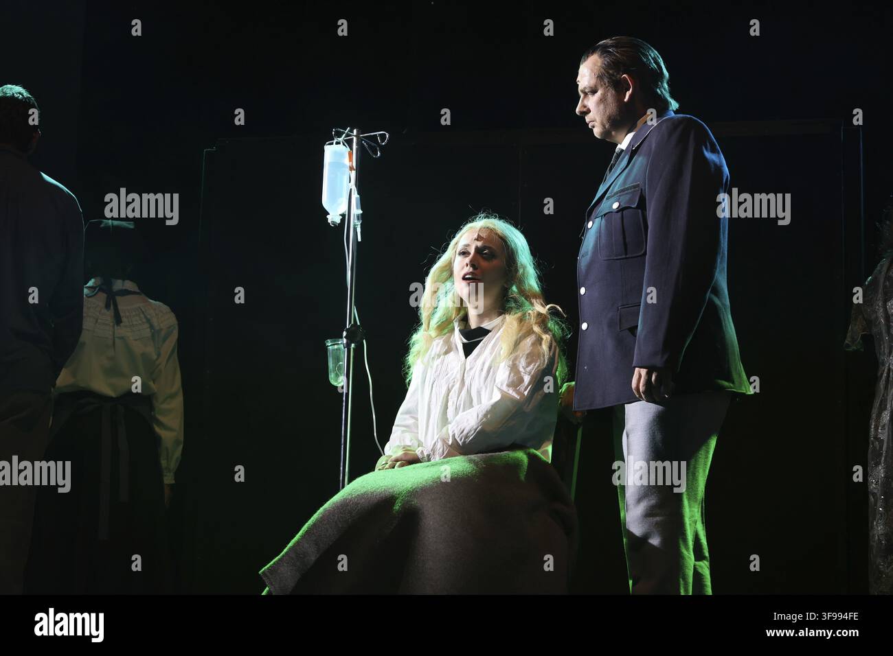 Femme assise avec une scène dramatique illustrée par des gouttes, homme debout à côté, comédie musicale Evita, Festival du château de Zwingenberg/Neckar Banque D'Images