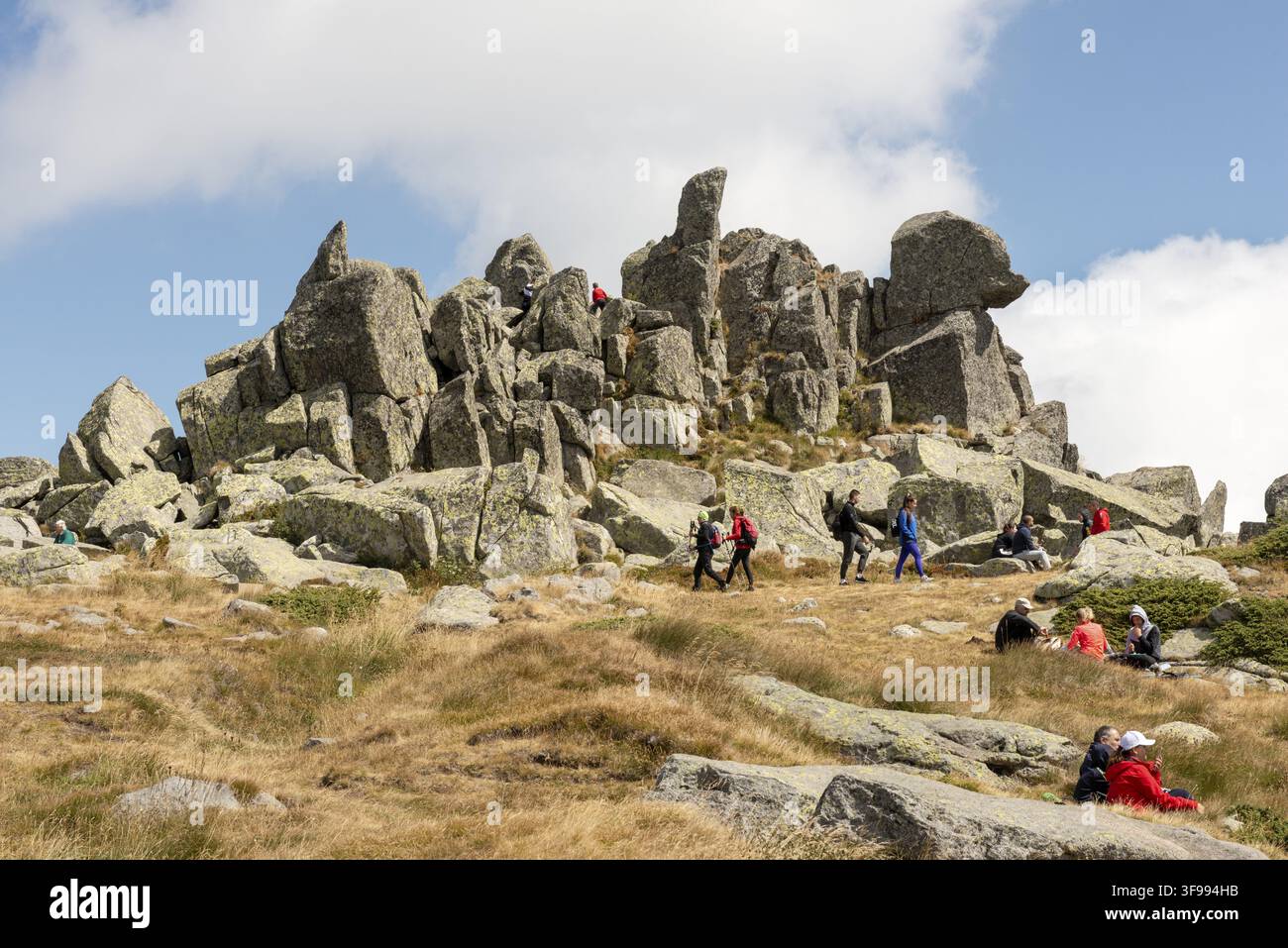 Randonneurs et formations rocheuses emblématiques au Black Peak à 2290m, à Vitosha Mountain, Sofia, Bulgarie Banque D'Images