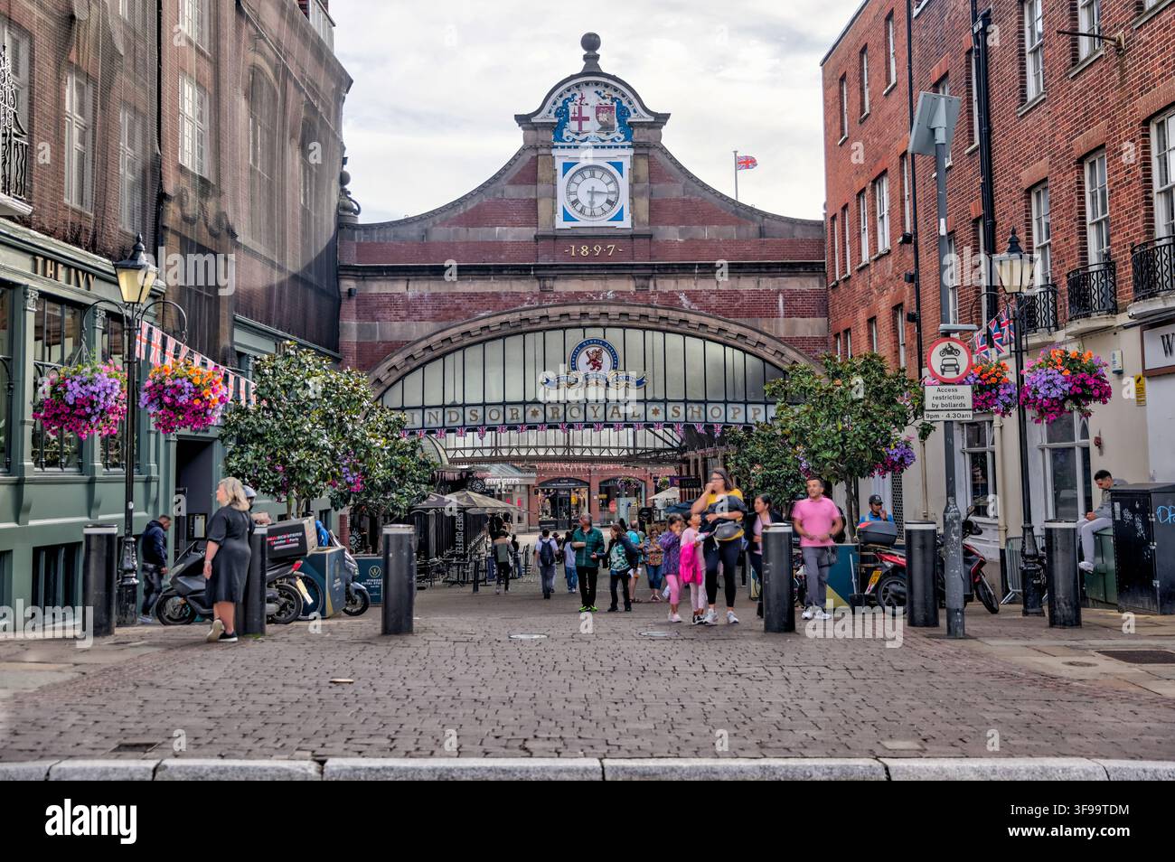 Windsor Royal Shopping occupe la gare ferroviaire restaurée victorienne Windsor & Eton Central au cœur de Windsor. Banque D'Images