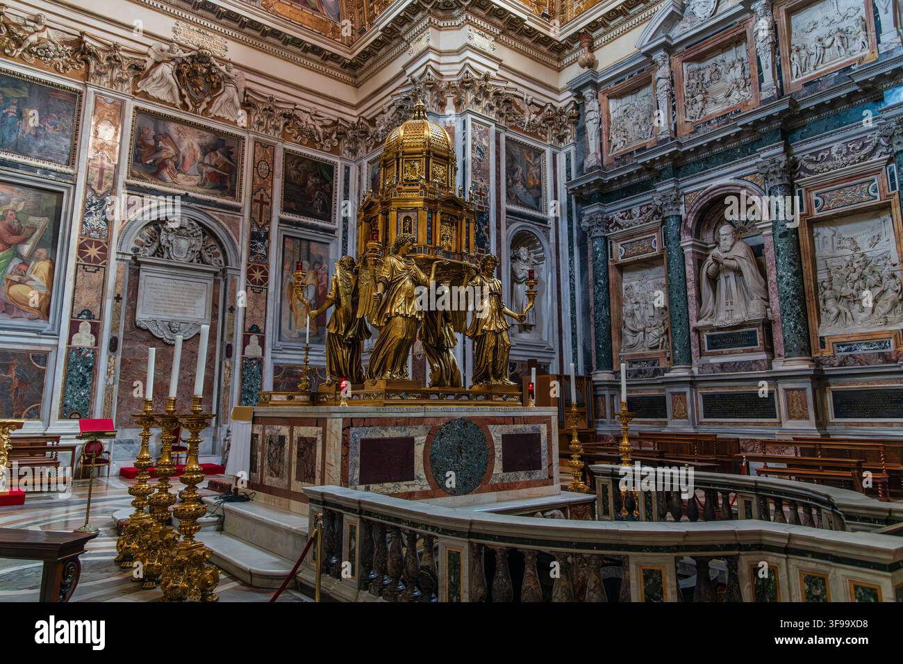 Le magnifique ziborium doré ou la zone de l'autel dans la Chapelle Sixtine de la Basilique papale Sainte-Marie Majeure à Rome. Banque D'Images