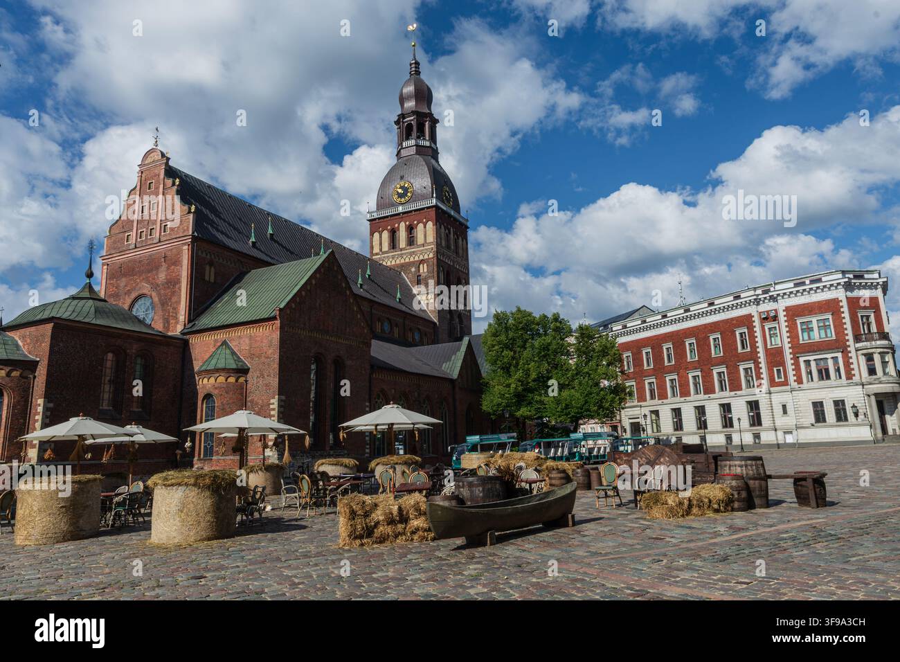 La place de la cathédrale avec la cathédrale de Riga dans la capitale lettone, Riga. Banque D'Images