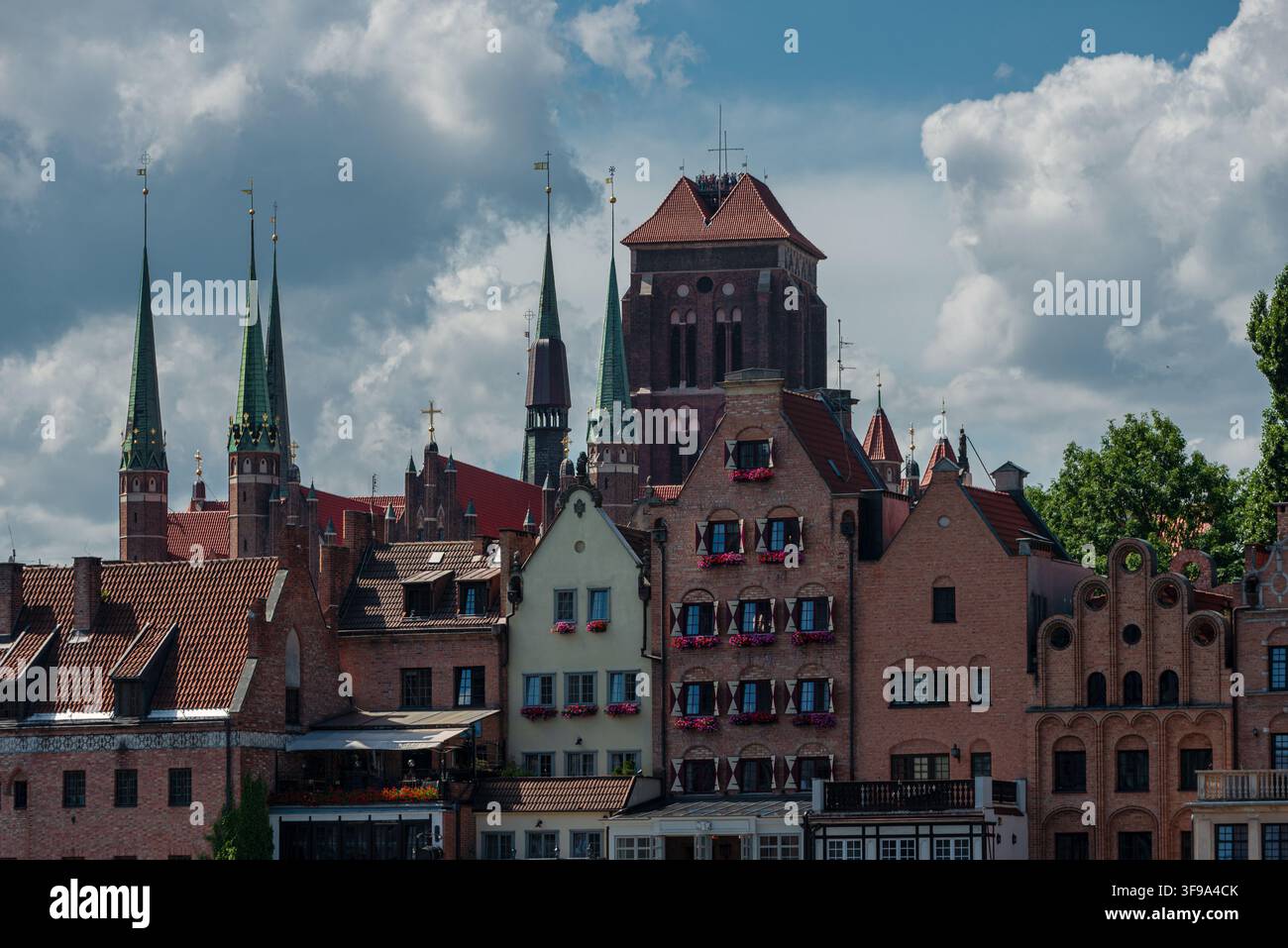 Une vue de la vieille ville historique de Gdańsk (Danzig) en Pologne, avec des maisons à pignons gothiques caractéristiques et des clochers d'église en arrière-plan. Banque D'Images