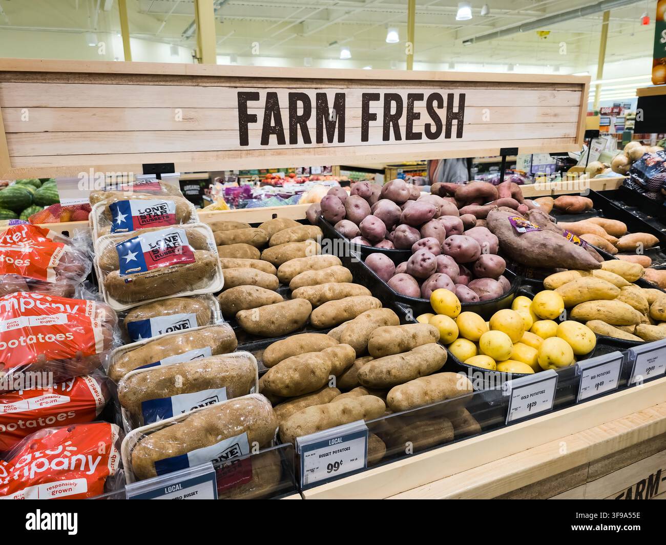 ADDISSON, TX, USA - 26 JUIN 2026 : Une section de produits frais d'épicerie mettant en valeur une variété de pommes de terre sous une enseigne « Fraîche de la ferme ». Diverses variétés, inclu Banque D'Images