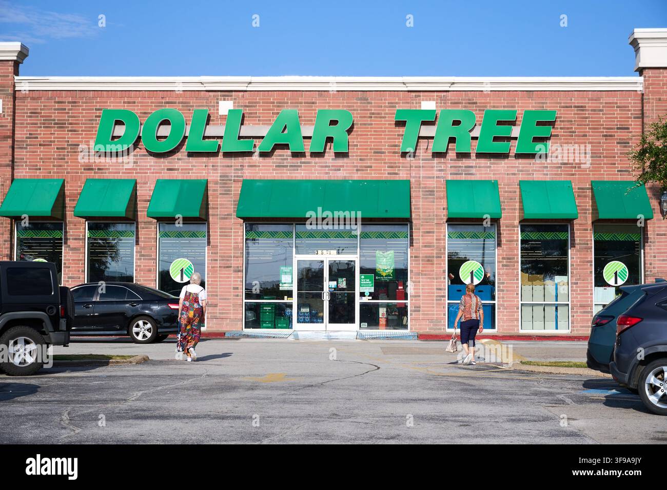DALLAS, TX, USA - 30 JUIN 2026 : Vue extérieure d'un magasin Dollar Tree montrant son entrée et son branding vert. Des clients sont vus entrant et sortant Banque D'Images