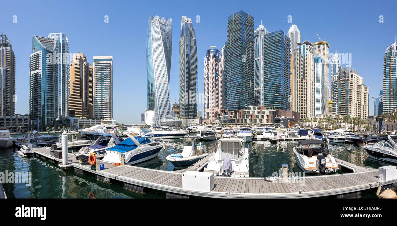Panorama urbain de la Dubai Marina avec des yachts, des gratte-ciel et des bâtiments vivant au bord de l'eau dans les Émirats Arabes Unis Banque D'Images