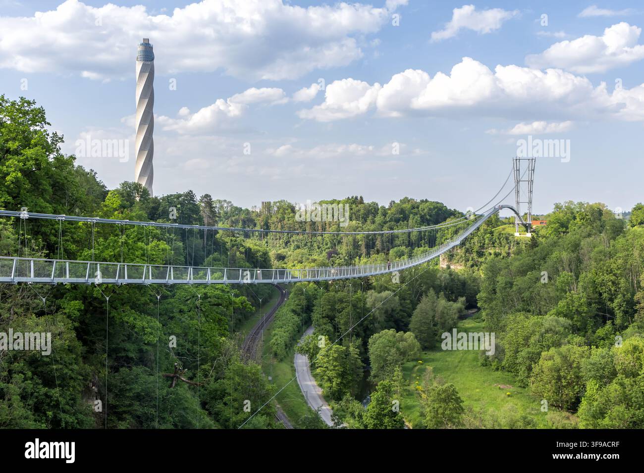 Pont suspendu pour piétons Neckarline sur la rivière Neckar et TK Elevator Test Tower à Rottweil, Allemagne Banque D'Images
