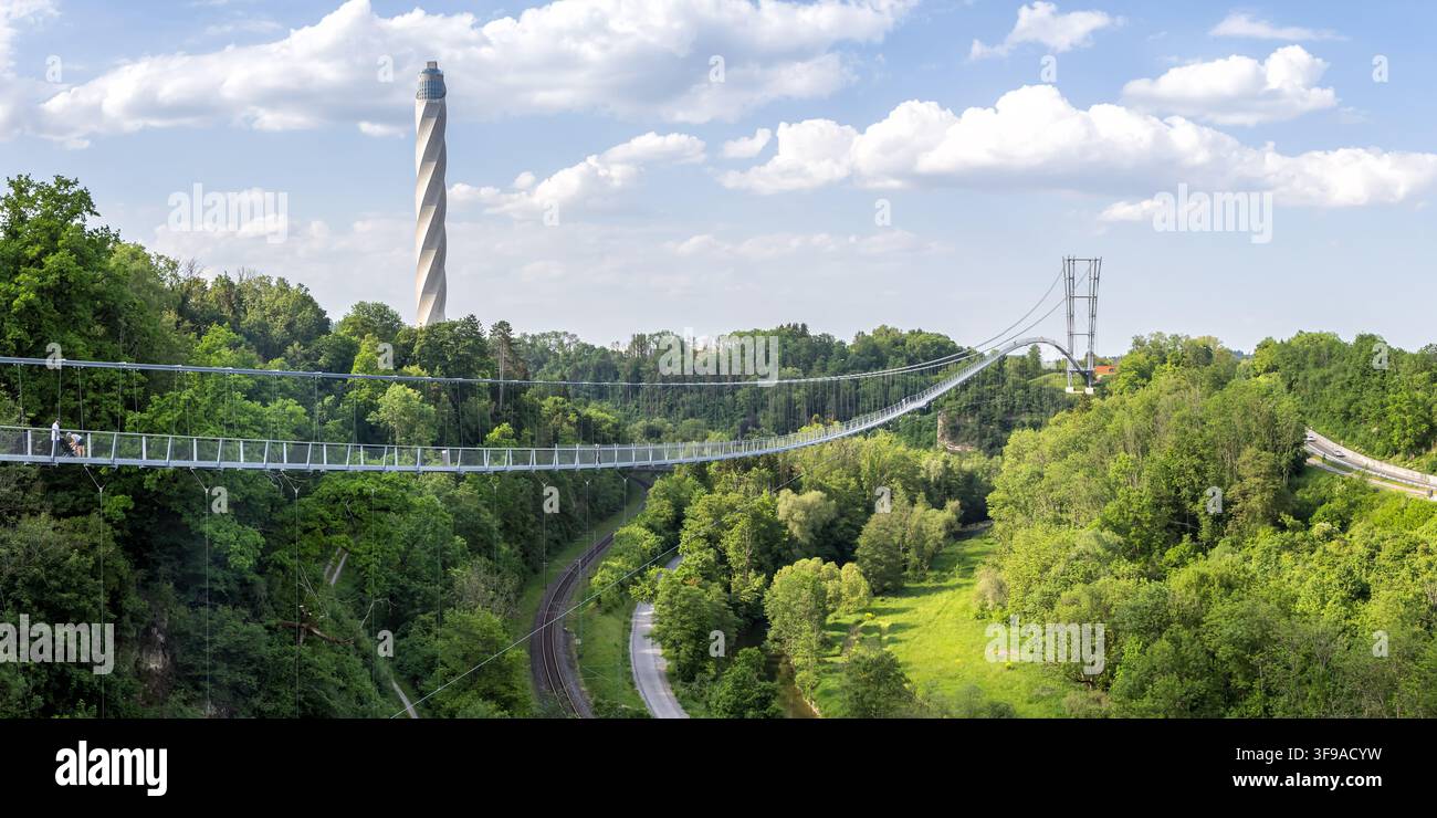 Pont suspendu pour piétons Neckarline sur la rivière Neckar et panorama de la tour d'essai d'ascenseur TK à Rottweil, Allemagne Banque D'Images
