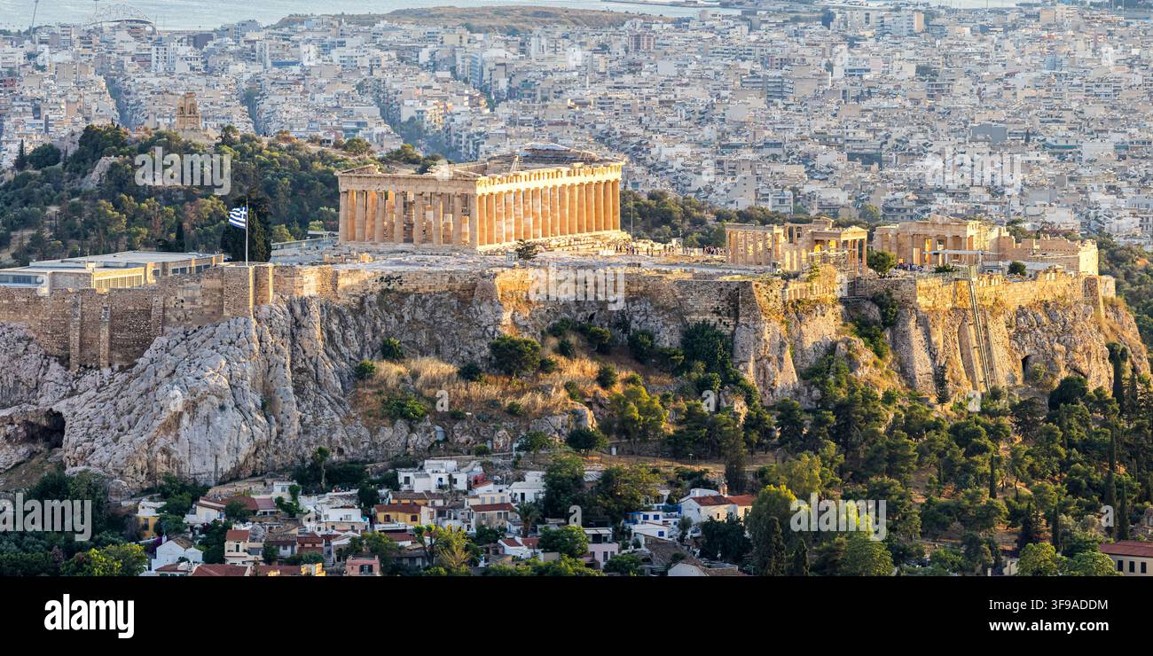 Acropole d'Athènes temple historique ancien vu du dessus panorama traversant la ville d'Athènes, Grèce. Banque D'Images