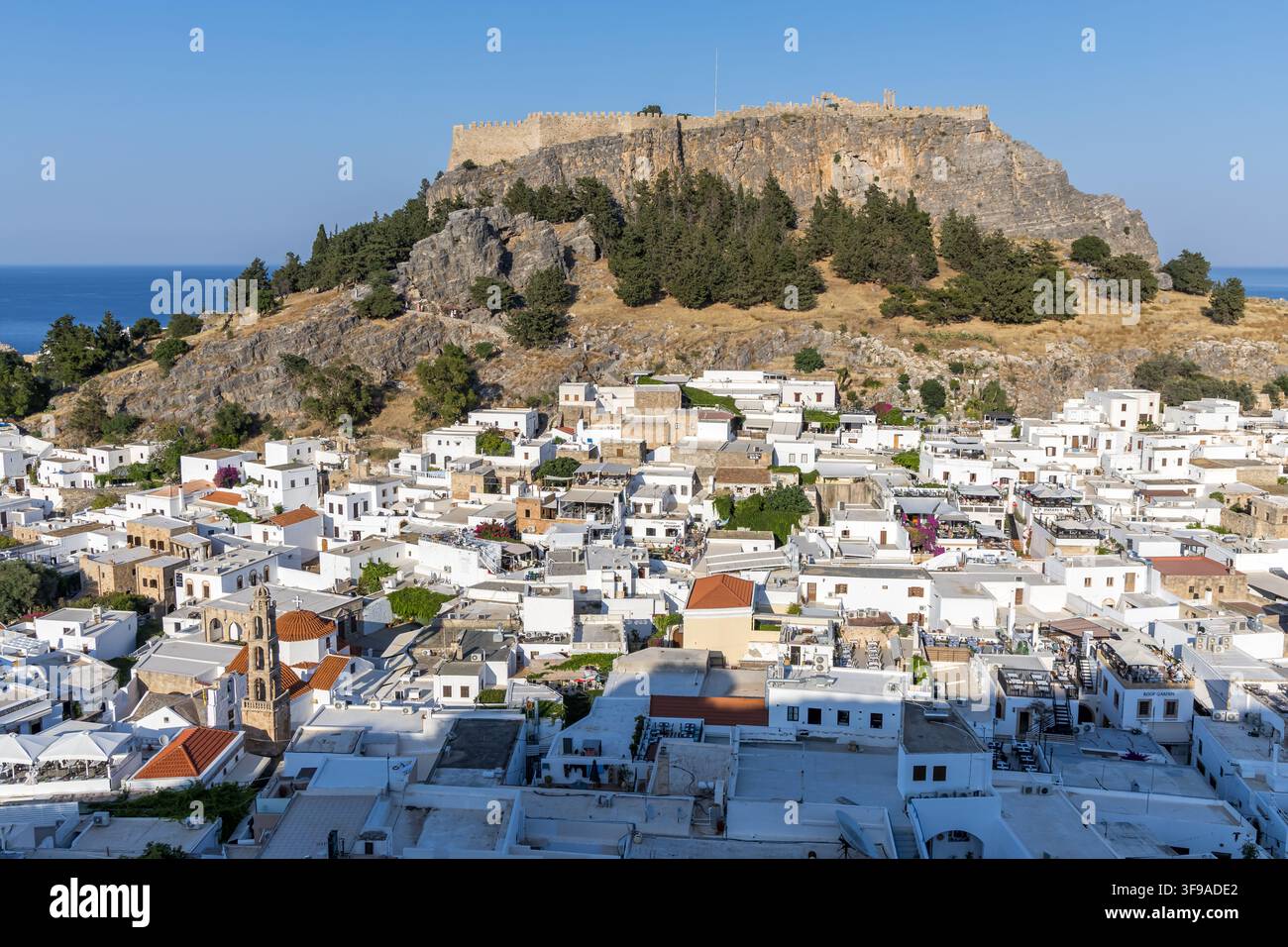 Rhodes avec l'acropole de la ville de Lindos vacances sur Rhodes, Grèce Banque D'Images