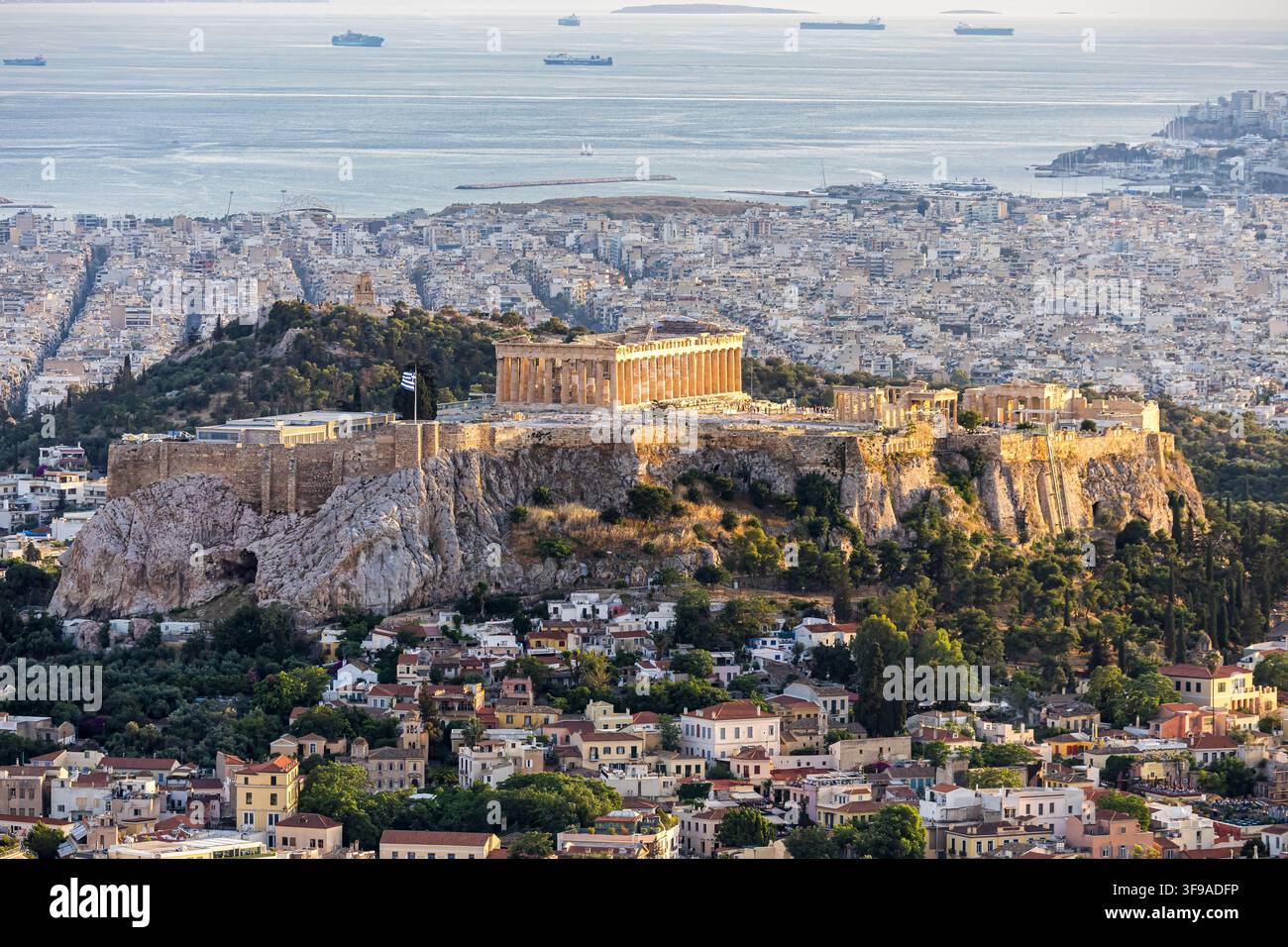 Acropole d'Athènes temple historique antique vu du dessus en se déplaçant dans la ville d'Athènes, Grèce Banque D'Images