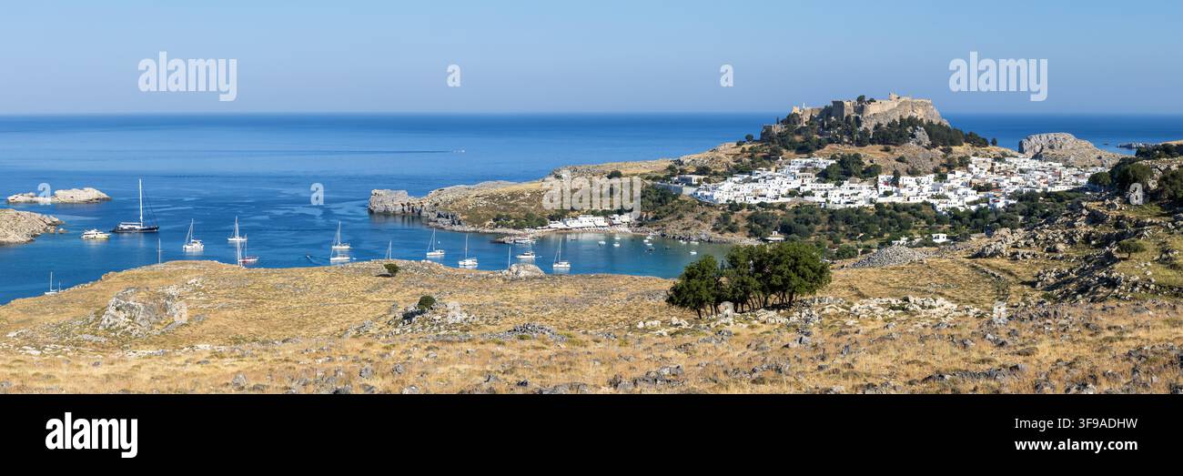 Île de Rhodes avec l'acropole de la ville de Lindos, vacances à la mer Égée, panorama sur Rhodes, Grèce Banque D'Images