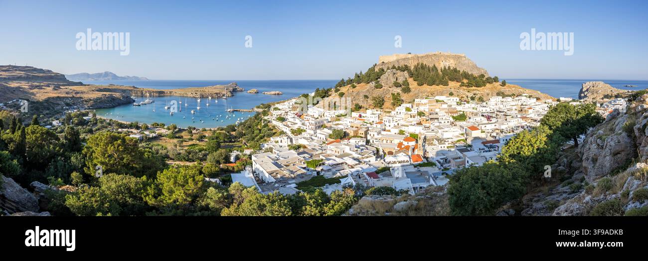 Rhodes avec l'acropole de la ville de Lindos, panorama de vacances, voyage dans la mer Égée à Rhodes, Grèce Banque D'Images