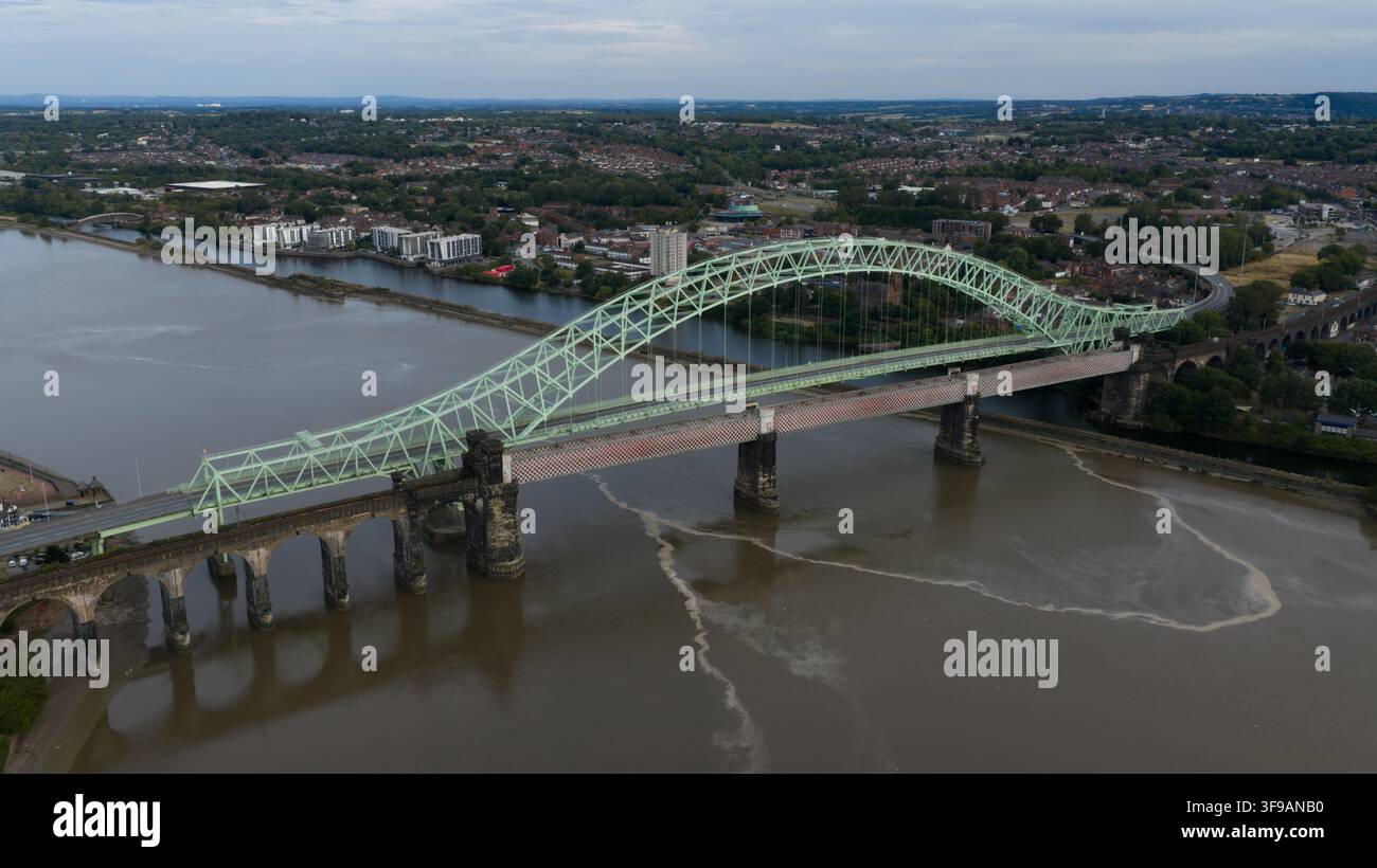 Vue aérienne du pont du Jubilé d'argent enjambant la rivière Mersey, avec son arche en acier verte et le viaduc ferroviaire adjacent, Runcorn, Royaume-Uni Banque D'Images