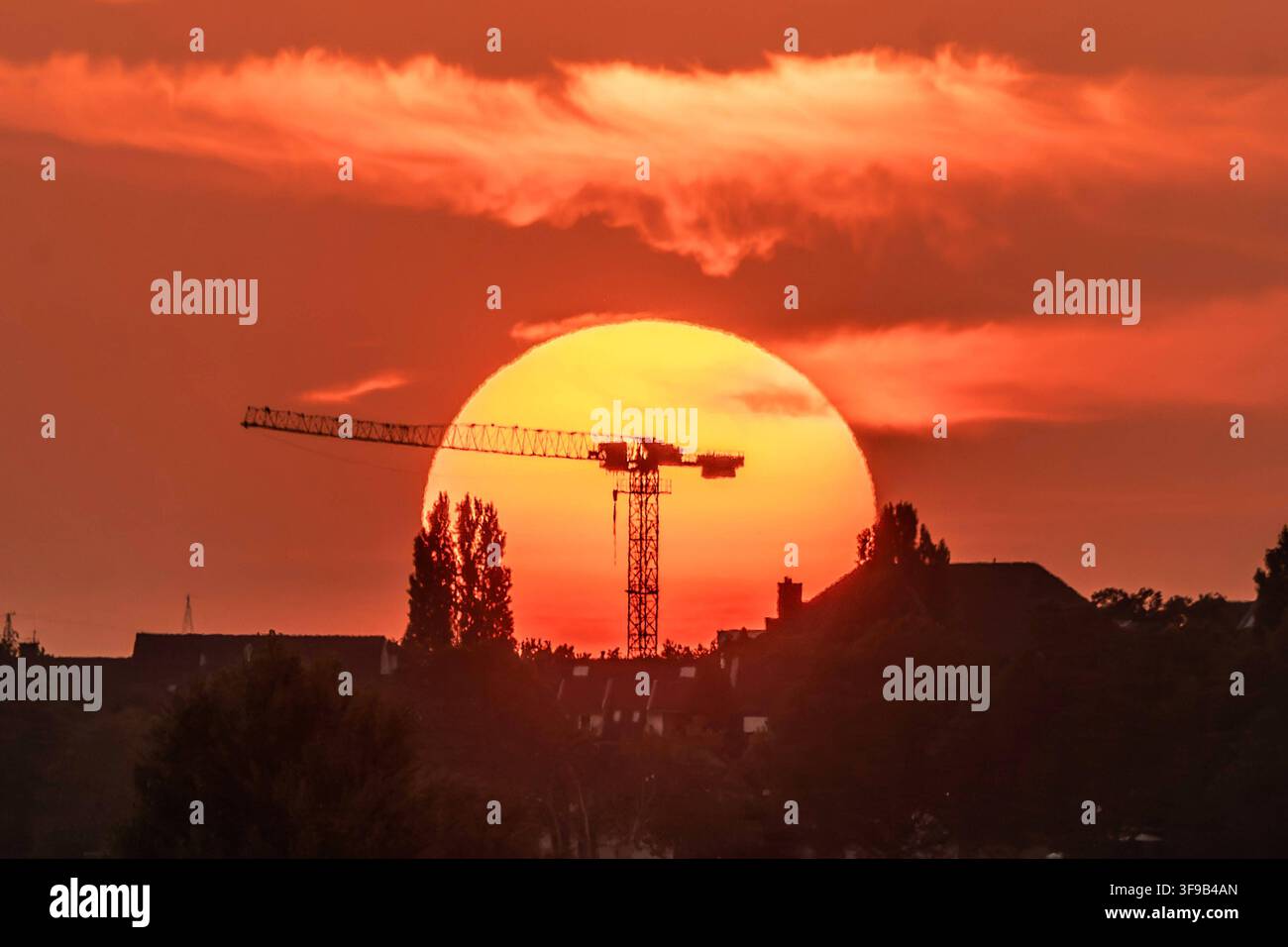 Coucher de soleil sur le Rhin, Düsseldorf, 14 août 2026 Allemagne, Düsseldorf, 14 août 2026, coucher de soleil sur le Rhin, beau temps, une grue se tient devant le disque solaire rougeoyante sur les rives du Rhin, plein été, vague de chaleur, été, météo, soirée d'été, Rhénanie du Nord-Westphalie, NRW, *** Coucher de soleil sur le Rhin, Düsseldorf, 14 août 2026 Allemagne, Düsseldorf, 14 août 2026, coucher de soleil sur le Rhin, beau temps, une grue se tient devant le disque solaire rougeoyante sur les rives du Rhin, plein été, vague de chaleur, été, météo, soirée d'été, Rhénanie du Nord-Westphalie, NRW, Banque D'Images