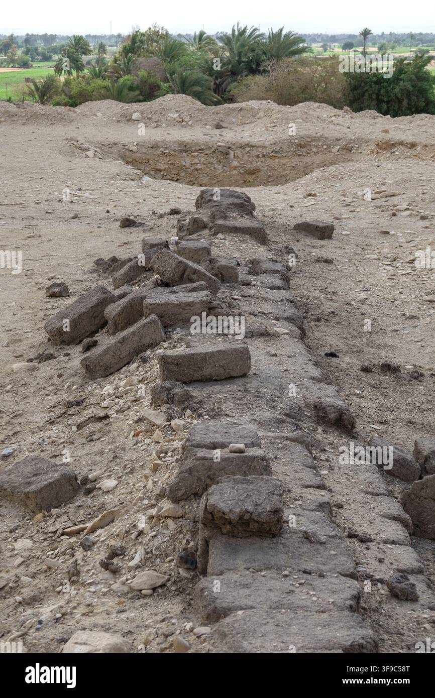 Mur en briques de boue du côté est de la mastaba 17 près de la pyramide de Meïdoum, bord du Fayoum, Égypte Banque D'Images