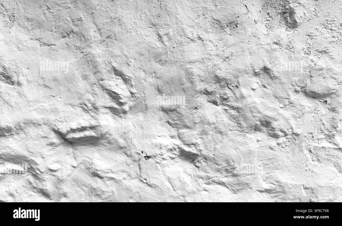 Mur en plâtre blanc rugueux avec fissures et surface inégale vieillie Banque D'Images