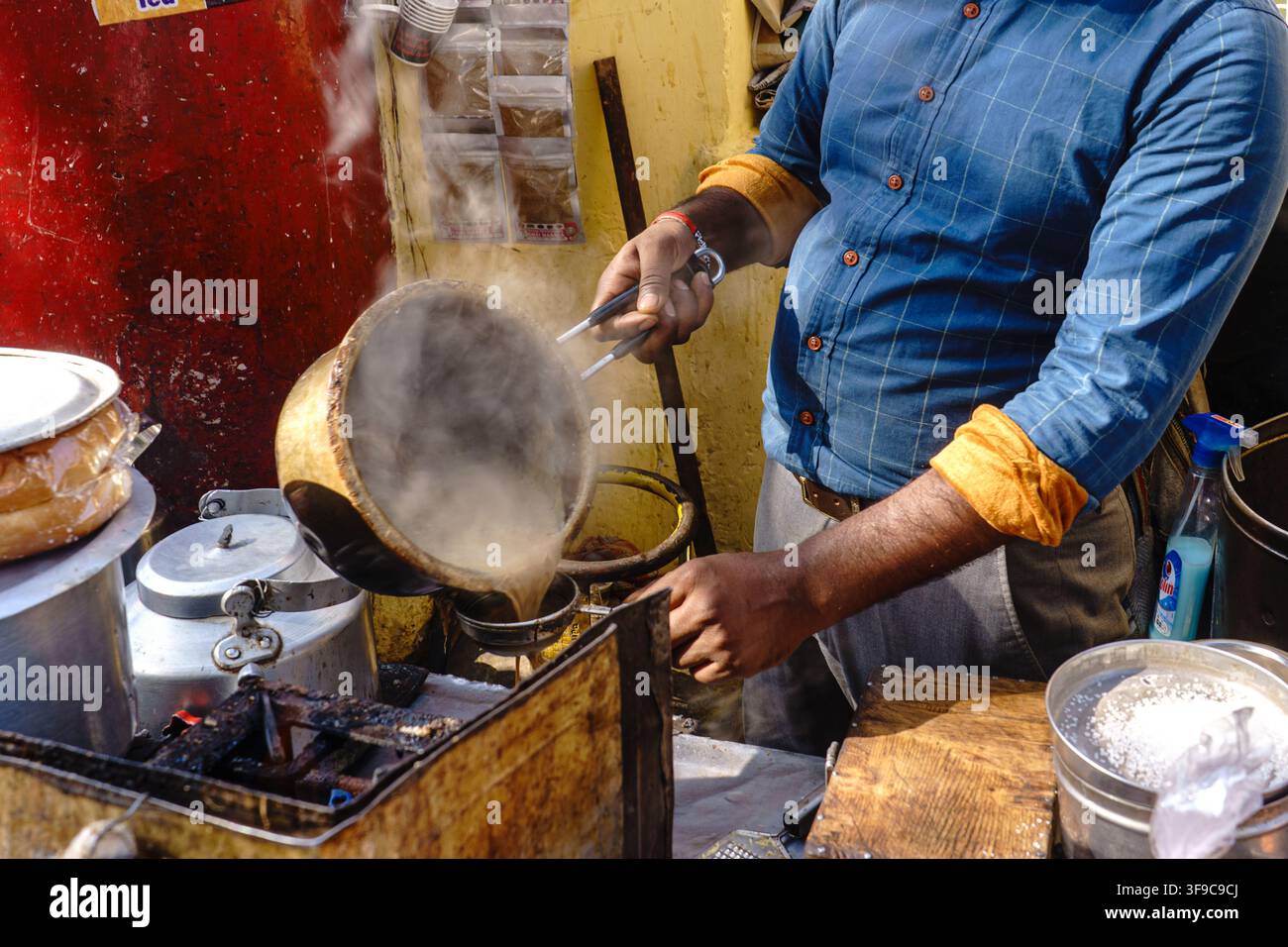 Inde. Uttarakhand. Rishikesh. Un vendeur de rue prépare un thé au lait épicé (masala chai) Banque D'Images