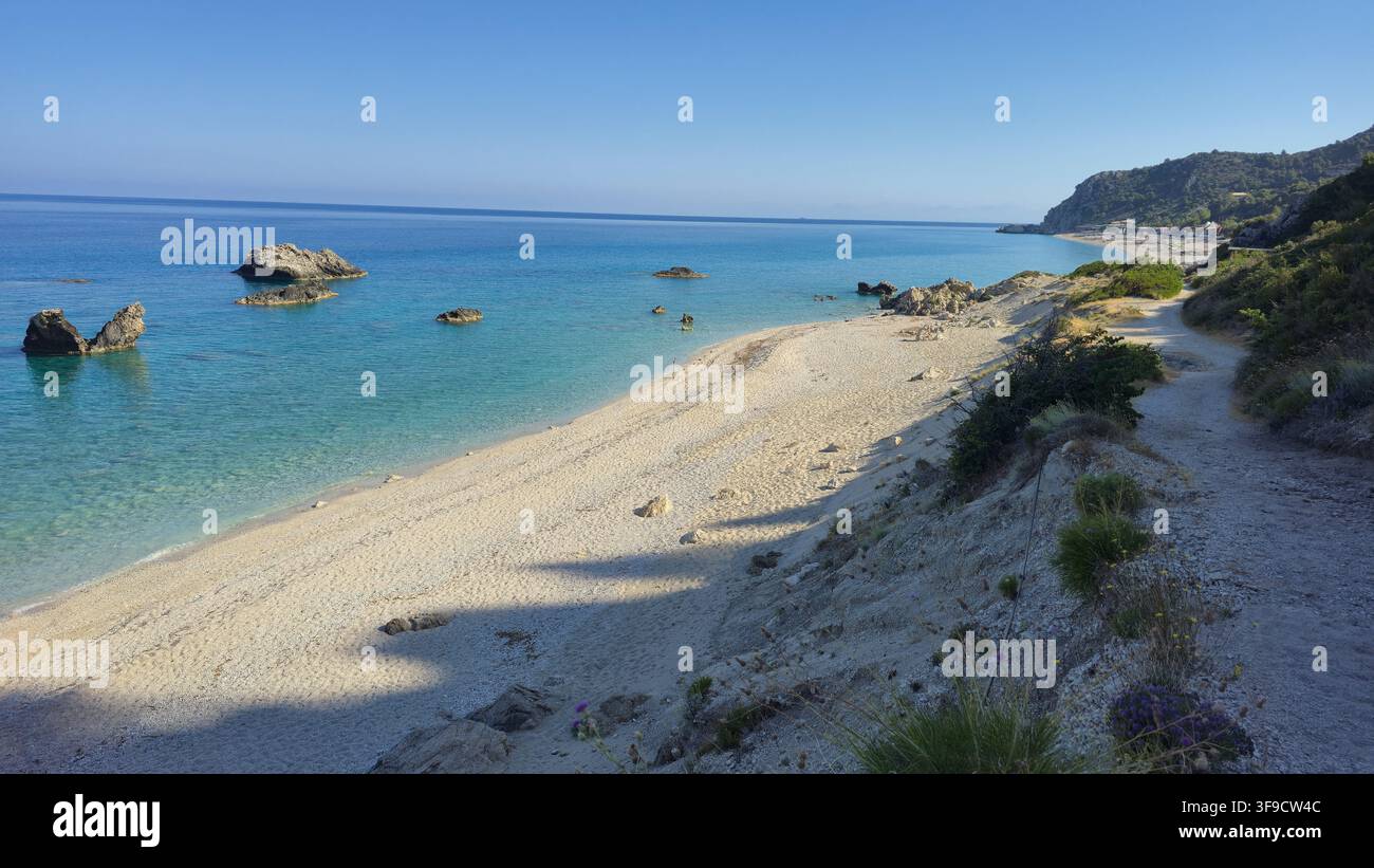 Plage de Gaidaros à Leucade, en Grèce, offre une évasion tranquille avec ses eaux azur éblouissantes et ses rivages de sable fin. Idéale pour la détente et le bain de soleil sous le chaud soleil. Banque D'Images