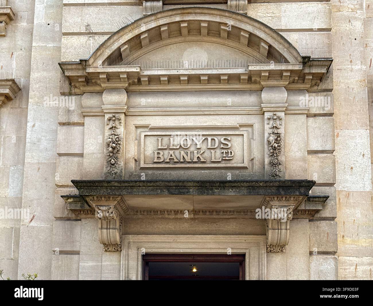 Torquay, Devon, Angleterre, Royaume-Uni - 23 avril 2025 : Panneau au-dessus de l'entrée de l'ancien bâtiment de la Lloyds Bank à Torquay. Banque D'Images