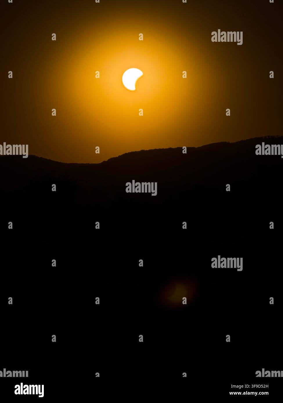 Éclipse solaire partielle au-dessus de la silhouette des montagnes - soleil en croissant lumineux, astronomie, concept de nature et phénomène cosmique Banque D'Images