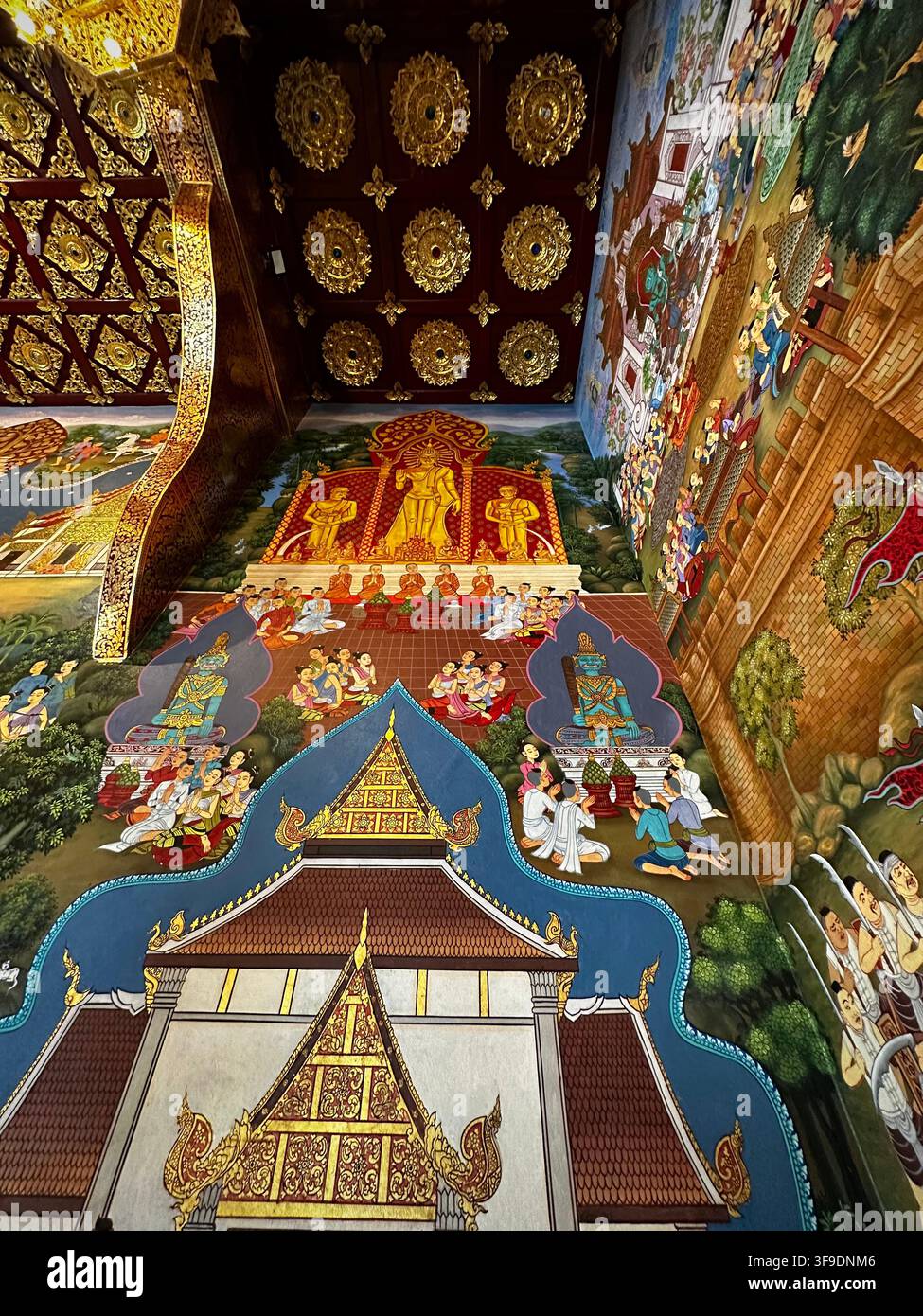 Chiang Mai, Province de Chiang Mai, Thaïlande - 17 juillet 2023 : Mur et fresque de plafond époustouflants du temple Banque D'Images
